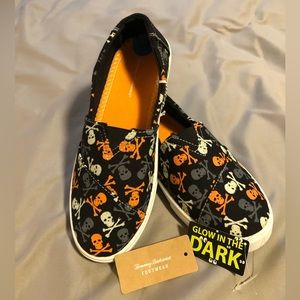 Size 6.5 Tommy Bahama Skull Print Glow in the Dark Slip Ons Memory Foam